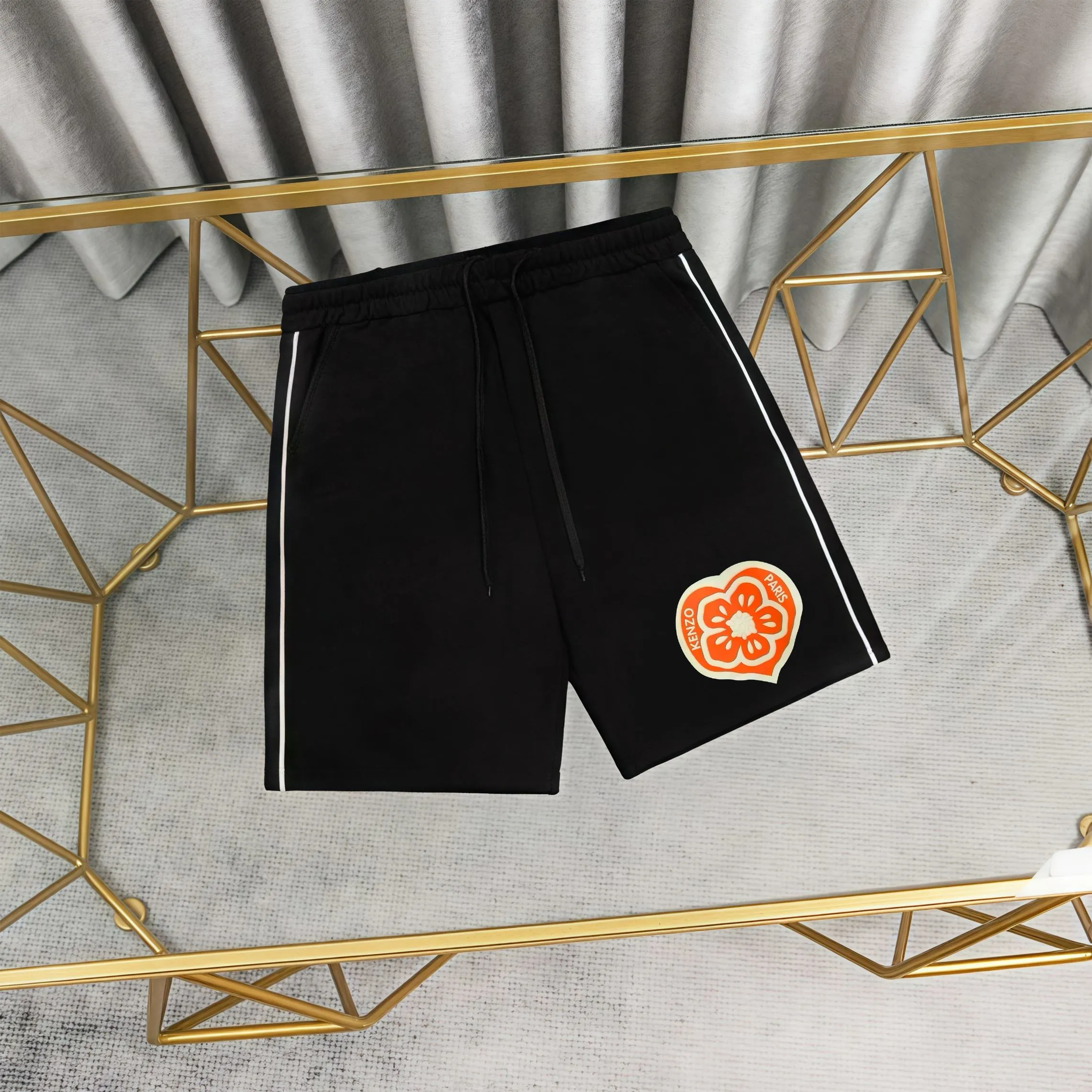KENZO printed cotton shorts and sweatpants 1:1 paired fabric 380g terry high gram weight 100% pure cotton Pre-shrunk 1×1 double yarn will not deform for a lifetime Same Style for men and women Official website details Letter logo printing Complete three labels Moisture-proof paper Differentiated market currency Feel free to compare OXS version Can wear up to 200 pounds without pressure Comfortable and stylish upper body Color: Black, White Size: XS-L